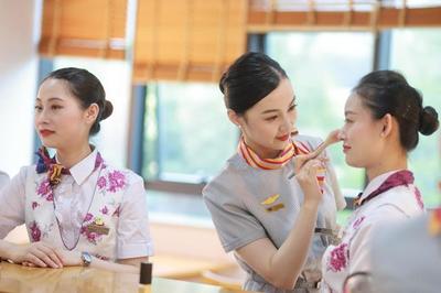 重慶:"空姐""動(dòng)姐"攜手開展服務(wù)禮儀培訓(xùn)備戰(zhàn)暑運(yùn)